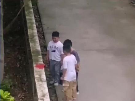 永远会对有礼节的孩子充满好感:绅士是要向公主行脱帽礼的 #教养 #绅士 #家教 #有教养的孩子#娱乐评论大赏