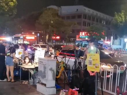 #藏在夜市里的烟火人间 #网红夜市 #地摊夜市 #金铂天地 #嘉禾望岗 嘉禾望岗真的超级热闹,一路都是摆摊的,吃货的天堂,美甲的天堂,卖衣服的天堂。目前看到摆摊卖包包比较少。