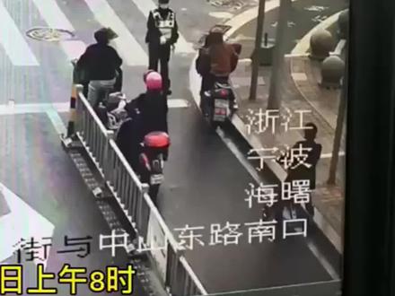 踩着“神器”上班,被拦下还一脸茫然#平衡车 #违规上路 #交通安全