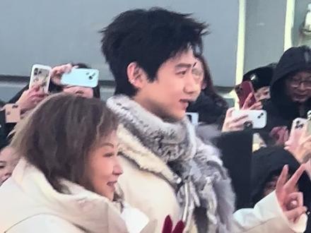 在哈尔滨中央大街看到白敬亭真人了,太帅了啦!
