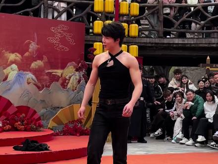 教你们银票怎么花
#万岁山武侠城 #万岁山让我感到陌生 #打卡万岁山韦小宝剧场 #万岁山完全是E人的主场