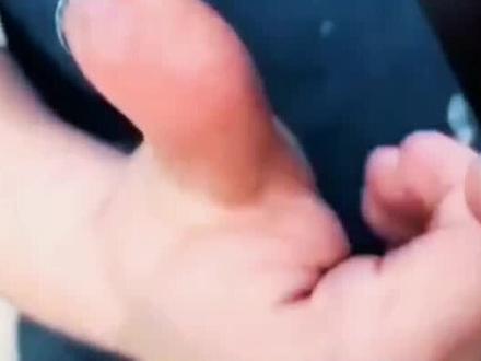 手指扎入了小铁刺,挑不出来直接用强磁给吸出来了,这你敢相信吗?有没这种可能?#磁铁 #科普 #小妙招大作用 #不可思议 #申请上热门 @抖音热点宝