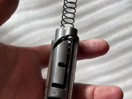 奔驰E级后排扶手无法打开,分解维修,替客户省了小几千。