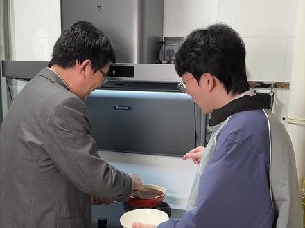 火鸡面不流行煮着吃了? 今天吃儿子做的火鸡面披萨!#满级吃商通关赛 #高吃商整活新吃法 #青年创作者成长计划 #抽象 #火鸡面