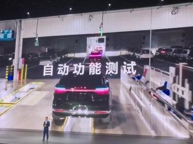 鸿蒙智行问界M9发布会上居然用AI,而且还是真AI全自动 一堆友商肯定又要喷华为了,居然在发布会上明目张胆的使用AI,这下看你怎么洗,这个是真的AI了吧#全新一代问界M9 #全新问界M9系列正式发布 #问界M9系列新品发布 #赛力斯超级工厂 #问界M9交付