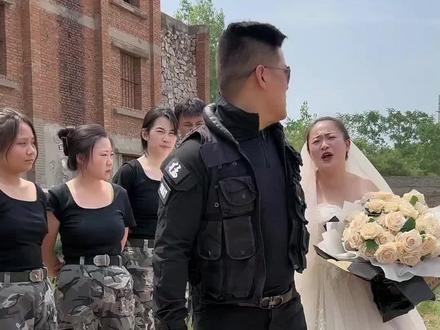 穿婚纱是每个女孩子(小刘)的梦想,但结婚却不是每个人都(教官)渴望的事情#教官我喜欢你#女子敢死队