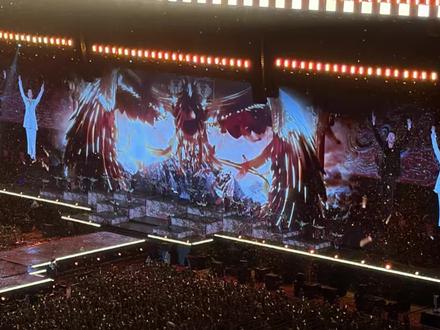 #凤凰传奇厦门演唱会 玲花曾毅你们福建的兵来了🤩
(剪了一点合唱视频,好嗨!好爽!下着大雨一点没浇灭大家的热情~辛苦哥姐冒雨军训了🥹下次还来😎#凤凰传奇