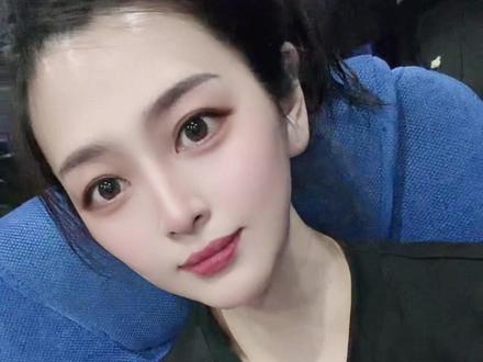 从前车马信很慢一生只够爱一个人,遗憾吗木生明明差一点就可以回家了,但现在你可以安心了,因为最好的南枝把你的淑柔照顾的很好,代替你又爱了她好久。
影片开始就说木生捐赠了很多学校于是我就一直等,以为至少得等到木生赚到很多钱了之后才会因为某些事牺牲,那样的话木生也算体验了好日子,我可以接受他死在火灾里、可以死在牢里,但为什么偏偏是死在那个平平无奇的夜晚,葬身于那本该载他去见淑柔的大海,如果不是因为第二天要回家而激动的睡不着,或许就不会这么单枪匹马地冲上去,我想他干嘛要冲上去呢?也许默不作声就能躲过一劫,直到看见了淑柔敲锣打鼓带大家捉小偷,她的木生从来没有背叛过她他的淑柔,也没有怪过他另娶都是很好的人,一个思念了他几十年戒指至死未摘,一个却差点
葬身火海最终客死他乡,两次落水一次是初相识,一次是生死离别,见淑柔的时候不小心掉进了水里最后死在水里,死之前应该会想起见淑柔的第一面吧,人们都说下雨了就是故人回来了,我甚至觉得 那场大雨是木生怕淑柔知情而故意下的,宁愿让你误会我再婚也不舍让你知道我离去的消息。