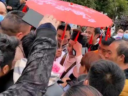 贵州省,大方县,八堡镇,苗族相亲会现场。人山人海