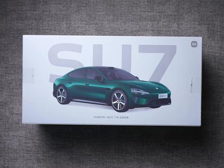 新一代小米SU7车模开箱:“靛石绿”漂亮! 新一代小米SU7发布,我个人最喜欢的是这个“靛石绿”,非常有层次感的配色,低调内敛且不沉闷!对大部分用户来说新一代小米SU7其实买标准版就行了,真的够用了,送的配置也很多,没必要为了不常用的配置多花钱!#小米SU7 #新一代小米SU7 #车模