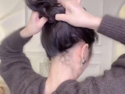 慢动作教会你扎个超火的蝴蝶结丸子头#编发教程