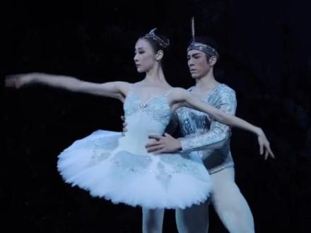 中芭四位首席集齐!恭喜徐琰晋升首席~ ✨马晓东,2009年毕业于北京舞蹈学院,同年进入中央芭蕾舞团。2012年成为剧团最年轻的主要演员,2018年晋升为剧团首席主演。
邱芸庭,2013年毕业于北京舞蹈学院,同年进入中央芭蕾舞团。2017年成为剧团最年轻的主要演员,2022年晋升为剧团首席主演。
✨黎文韬,2013年毕业于北京舞蹈学院附中,毕业后曾就职于荷兰国家芭蕾舞团和慕尼黑国家芭蕾舞团,2017年进入中央芭蕾舞团,2024年晋升为剧团首席主演。
✨徐琰,2011年毕业于上海戏剧学院附属舞蹈学校,2025年晋升为剧团首席主演。
#中央芭蕾舞团 #首席 #芭蕾 #徐琰 #我的月亮 #毕业生的精选