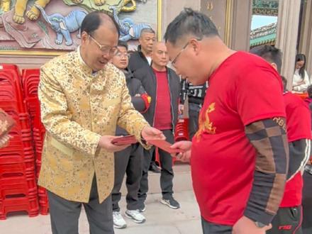 吴镇明先生给洋美村英歌队所有队员发新年红包#香港江源集团董事长 #正能量 #创作者扶持计划 #原创视频 #明安里落成二十周年