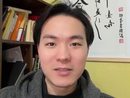 一招搞定openclaw🦞省钱攻略 千万别一上来,就给你的 OpenClaw 大龙虾接上最顶级的 AI 模型!
我们群里有个朋友,刚装好openclaw,兴奋地跑了一晚上定时任务,早上一看 API 账单,直接扣了 500 多块钱,心痛得差点把电脑砸了。
为什么会这么烧钱?你要知道,大龙虾和普通的聊天 AI 完全不一样。
大龙虾在你睡觉的时候,也在持续吃粮食吃算力,你的经费在不断燃烧,原因是它的“心跳机制”的,每隔几十分钟,它就要在后台自我思考一下:“我现在该干嘛?”。
如果你连它发个呆、查个日程,都用 Claude Opus 或者 GPT-5 这种顶级大脑,那简直就是用高射炮打蚊子,钱全烧在无效运转上了!
今天教你一招我独家的“穷鬼配置套餐”,能把大龙虾一天的运行成本,压到 10 块钱以内!
秘诀就四个字:高低搭配。
大龙虾日常的巡逻、收发消息、整理文件,这些低端工作的智能体,你就给它配置国产模型,比如 DeepSeek 或者阶跃星辰。速度极快,几百万 token 也就一瓶水的钱。这样子,大龙虾连续工作7天也就一个外卖的钱,非常划算。
只有当大龙虾遇到复杂任务、或者做深度决策的时候!通过配置路由,让它自动去调用 Claude 4.5 这种顶尖模型。
这样搞下来,你的 AI 既有顶级架构师的脑子,又有廉价打工人的执行力!
#Openclaw #AI #人工智能 #AI员工 #OpenClaw使用攻略