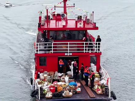 新渝忠客2180首航太火爆!两船满载+公交两趟,还是拉不完#新渝忠客2180 #大蚊子🦟航拍 @一哥 (船长) @一哥船长(唯一小号)