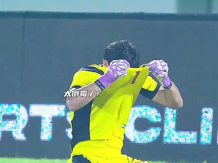 太倒霉了!印尼门将被反弹折射破门,国足u17绝杀印尼#足球的魅力 #dou来足球季 #国足#中国足球