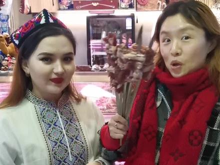 “C罗”来长寿路夜市卖羊肉啦 还开来了4台豪车:法拉利 乔治巴顿助阵 在豪车里撸串就是豪横 #新疆羊肉串 #长寿路 @DOU+小助手 @薛之谦 @发现上海 @DOU+上热门 @新疆喀什兄弟烧烤总店。