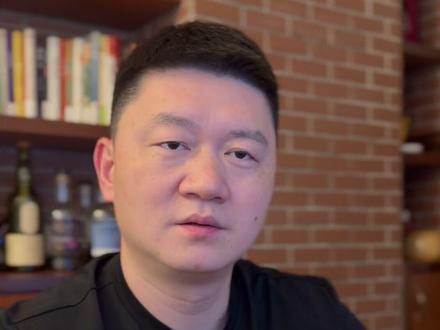 红酒能放多久?是不是越久越好? 红酒不是白酒。
它不是越陈越香。
大多数日常红酒,
2~5 年内状态最好。
开瓶之后,
2~3 天内喝完比较稳妥。
这条把“适饮期”和存放逻辑讲清楚。
别再盲目等“更好的日子”。
你家那瓶一直没舍得开的酒,
现在几岁了?
#红酒知识 #红酒适饮期 #葡萄酒入门 #存酒 #生活方式