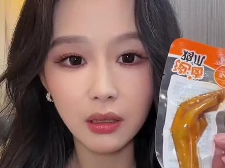 哈哈哈哈“拍戏给茵符们买鸡爪吃”#余茵 @余茵 #余茵的圈子 #皎皎入砚心