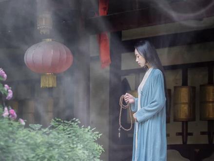 凡事都不必太在意,更不必去强求,就让一切顺其自然,无论人生处于什么状态,都要爱惜自己,忠于自己,相信自己!