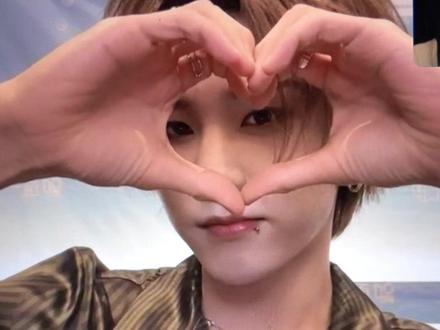 啊啊啊啊这辈子都会爱李权哲了怎么办 呜呜呜我要哭死了 我随口说了一句好敷衍他最后还解释了啊啊啊啊 我一定要去成都!!!!!!!!!!!
#李权哲 #loong9 #乐华七子 #next #签售