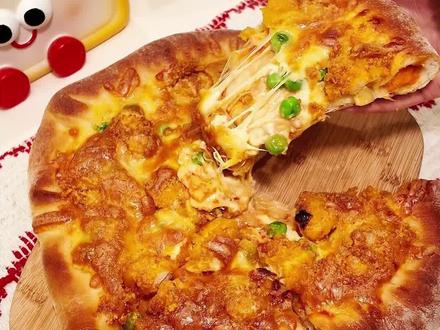 不是!!不用揉面的披萨也能拉丝这么长? 过年馋达美乐又不想出配送费的,可以做这个免揉版本,直接封神!
手残党直接冲!真的不用揉面!就简单折叠摔打几下,完全不费劲儿~ 我还加了红薯卷边,甜甜的糯糯的,配上咸香的盐酥鸡和咸蛋黄,一口下去直接香晕!#抖音年味争霸赛 #新手友好烘焙配方 #烘焙人的日常 #邪修派 #咸蛋黄嫩鸡披萨 @抖音美食