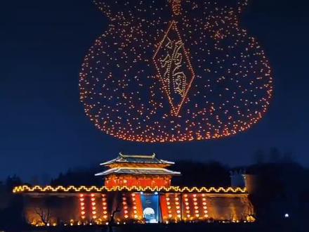 2026年2月28日,首届“夜市千灯・福满扬州”元宵灯会盛大启幕。此次灯会活动以非遗灯彩为内核,集观赏、体验、互动于一体。既有璀璨灯组点缀古城夜色,也有多样活动传递新春喜悦。灯展精心打造四大主题展区:城市风貌区以特色灯组展现扬州各县(市、区)古今交融、全域共美的城市画卷;新春祈福区汇聚吉祥灯组,传递美好祈愿;非遗展示区聚焦扬州非遗,尽显匠心传承;喜乐童趣区以马年主题灯组,营造活力满满的亲子欢乐氛围。#扬州文化旅游 #旅行推荐官 #扬州宋夹城 #元宵节灯会 #无人机表演