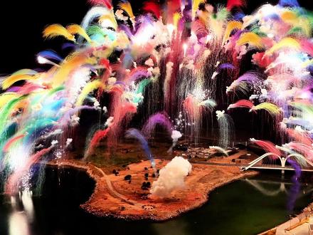 厦门周边跨年去哪?漳州双鱼岛烟花秀保姆级攻略 ● 活动: 双鱼岛·双鱼奇缘焰火大秀
● 日期: 2025年12月31日(跨年夜) & 2026年1月1日(元旦夜)
● 时间: 晚上 20:00 - 21:30 (注意是这个时间段,并非整点准时,建议观众提前占位)
2. 核心看点(卖点):
● 无人机矩阵: 千架无人机组成的“妈祖像”和“祈愿天灯”。
● 海天IMAX: 烟花+灯光+音乐的全景秀。
● 配套活动: 岛上有电音DJ、乐队演出,氛围感拉满。
活动是 14:00 开放上岛。如果你想占据海错馆平台的“钉子户”位置,建议下午就过去,或者早点吃完晚饭过去占位。毕竟这是公认的C位,人流量会很大。
2. 装备升级:
● 保暖:虽然是在海边,但冬日夜风较冷,特别是要等到深夜,保暖衣物、暖宝宝一定要带足。
● 补给:岛上虽然有餐饮,但高峰期可能排队。可以带点高热量的小零食和保温杯(热饮),在草地上野餐等待烟花升起,体验感会更好。
● 摄影:如果你打算拍大片,记得带上三脚架,长曝光才能拍出烟花的丝滑感。
● 自驾:如果开车,一定要提前查好停车场位置,或者停在稍远的地方步行进入,避免堵在路上错过开场。
祝你在这个跨年夜,占据最好的机位,拍出最惊艳的照片,和身边的人一起拥有一个完美的2026!🎆📸#双鱼岛 #跨年烟花秀 #厦门 #漳州