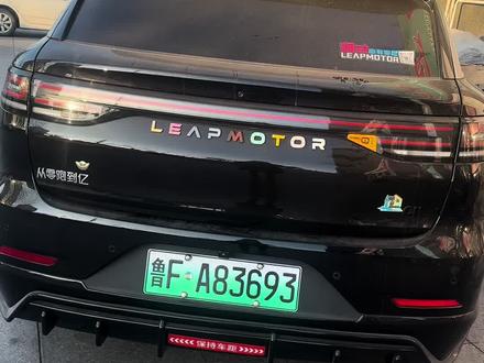 零跑车标改色全系通用,零跑马卡龙多巴胺车标,配什么颜色的车都好看!你不信你看我的两个车!#汽车好物推荐 #厉害了我的车