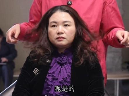 五十岁生日前一天,她终于把长发交给了我。
想要职场中稳的住,生活中理得顺,还要藏起岁月的痕迹,亮出沉淀的底气。
我根据她的脸型与身形,设计了一款好打理、显气质、稳得住的短发。
做完发型那一刻,她眼里有光:“原来放手过去,才能接住更好的自己。”
明天,她将顶着全新短发,走进人生的下半场。
生日快乐,姐姐。
短发不是结束,是你更自信的开始。
#五十岁全新打开方式 #发型即心境 #职场自信 #生日焕新 #合肥根据脸型设计发型胡超店长