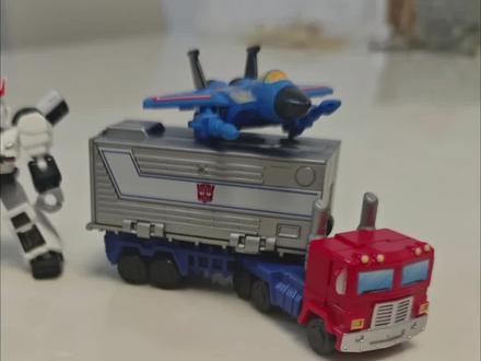 小朋友今日介绍:擎天柱载具(第一弹与第五弹组合)#带娃也让我成长 #热门话题 #布鲁可积木 #变形金刚