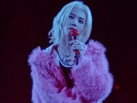 梦里时常出现的场景,有生之年实现了!华晨宇这个浪漫疯子!#华晨宇深圳演唱会 #华晨宇为歌迷买下三块地 #华晨宇买了三块地 #华晨宇火星演唱会