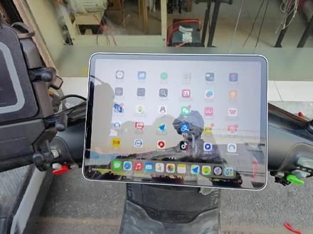 23年最新款E400Pro
外观保持300p的大致不变升级为11寸的大屏加4颗扬声器,支持人脸识别 操控性极佳 并加入了触摸功能#九号真智能 #E300P