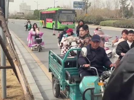 好消息,#高迪来开封了,坏消息,坐三轮来的!#开封万岁山 #高迪 #开封 #演唱会