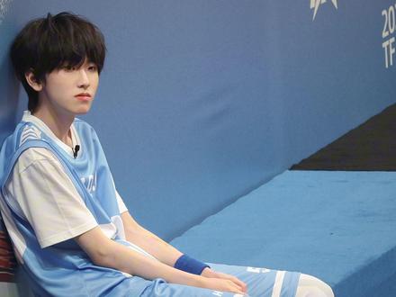 #左奇函 台下粉丝在喊xxxC位xxxC位!而这个人无聊得跟着粉丝节奏舞动身体😂😂