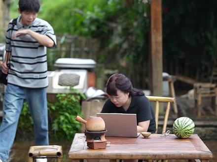 生活就是苦中作乐,虽然有很多的无奈但我们又能如何呢~