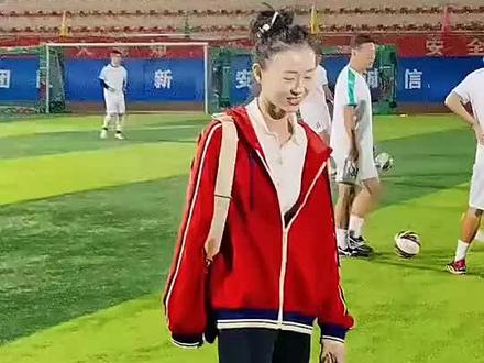 范志毅的妻子是年轻貌美的张梦瑾,她是一个长相漂亮,身材出众的时尚圈人士。值得一提的是,张梦瑾比范志毅整整小了17岁。#中国足球 #中国足协 #世界杯 #范志毅