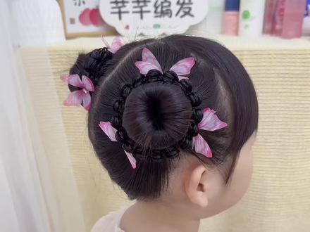 夏日限定清爽双丸子头,软萌俏皮氛围感直接拉满,简简单单随手一扎,清爽利落还不闷汗,女童出门百搭发型,手残宝妈也能轻松学会
#丸子头 #可爱发型 #儿童编发 #扎发教程
