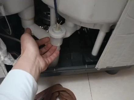 半自动洗衣机漏水怎么办。半自动洗衣机漏水怎么处理。