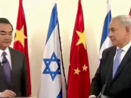王毅外长与以色列总理,内塔尼亚胡握手一幕!网友:握手?得你先伸手才行,讲究!