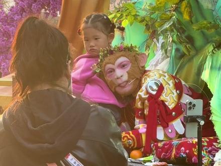 雪饼猴被做核酸哈哈 淡季了啥都吃点#雪饼猴 #长春动植物公园