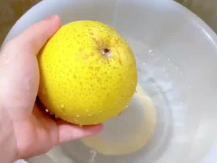 花椒炖雪梨没想到作用那么好,做法简单又实用@DOU+小助手 #花椒炖雪梨 #润肺止咳化痰 #清甜滋润还好喝