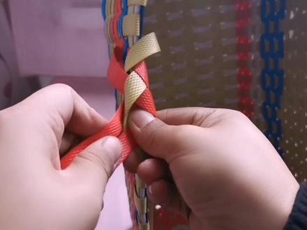 一款年轻人都会喜欢的手提篮,用打包带编织,方法也很简单#手工编织 @抖音小助手 @DOU+小助手 #手工