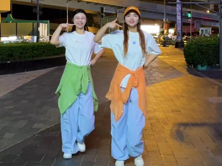 一起来得意的笑~笑一笑十年少!#得意的笑 #一学就会系列 #抖音潮流舞蹈大赛
搭子@又快乐了源 和@舞蹈小旋风
#翻跳