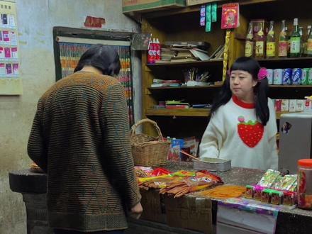 小时候偷偷吃泡面,长大后偷偷吃泡面,小时候怕父母知道,现在怕父母知道 以前喜欢一个人,现在喜欢一个人,以前谁也看不上,现在谁也看不上,以前无话不说,现在无话不说#记忆中的童年小卖部 #8090后 #童年零食