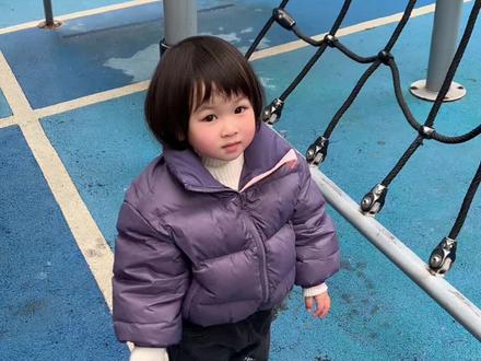 #户外运动 #亲子互动 #锻炼孩子 #萌娃日常 适当的让宝宝做一些攀爬运动,可以有效锻练宝宝胆量 手脚协调能力。