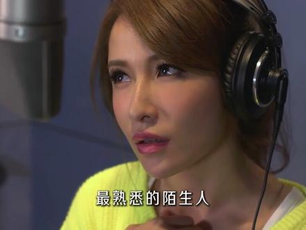 萧亚轩的潇洒 没有一个男人给得起 她的潇洒,是对人生的绝对掌控权。是命运把她砸得粉碎,她还能亲手把自己重新拼凑起来的强悍。这才是真正的大女主。#萧亚轩 #最熟悉的陌生人 #音乐故事