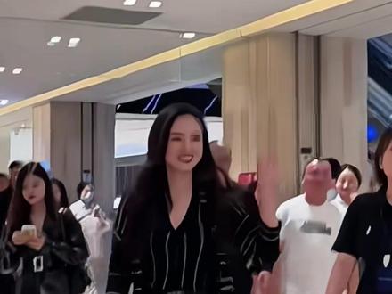 董璇张维伊带小酒窝参加婚宴,女儿已接纳新爸爸,一家三口显亲密