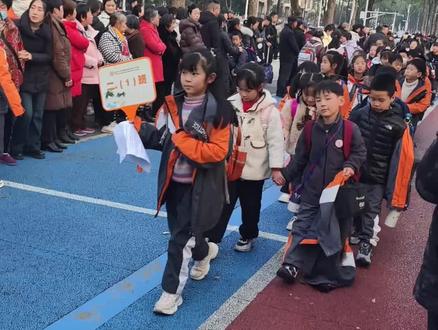 我还躺床上,他们已经去上学了#孩子