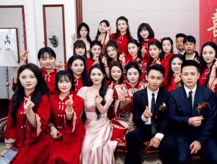 他们这一路走来真的不容易,大家一人一句,新婚快乐 #孔德攀灰姑娘婚礼 #小阿兴#爱情#音乐#摄影师
@孔德攀 @灰姑娘宝妈22.23号结婚